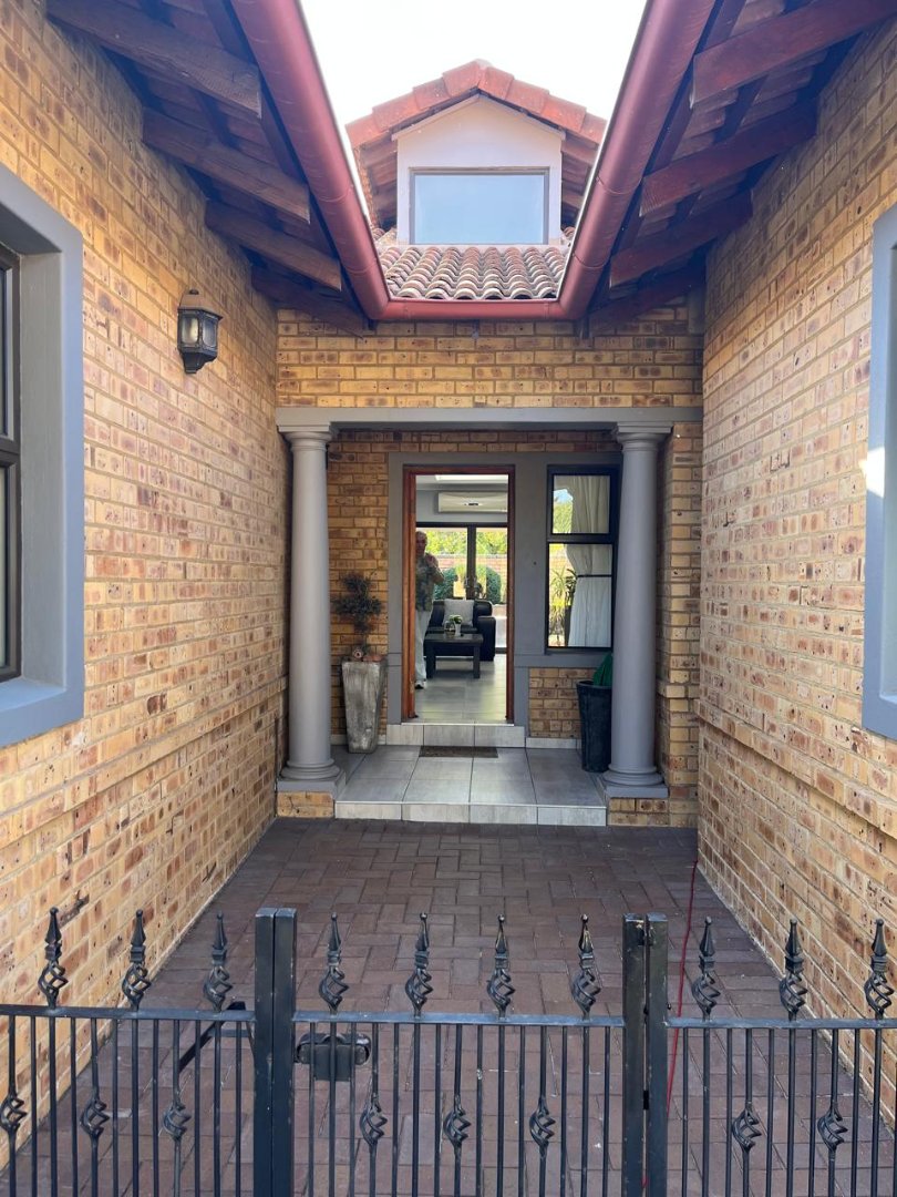 To Let 3 Bedroom Property for Rent in Farrarmere Gauteng
