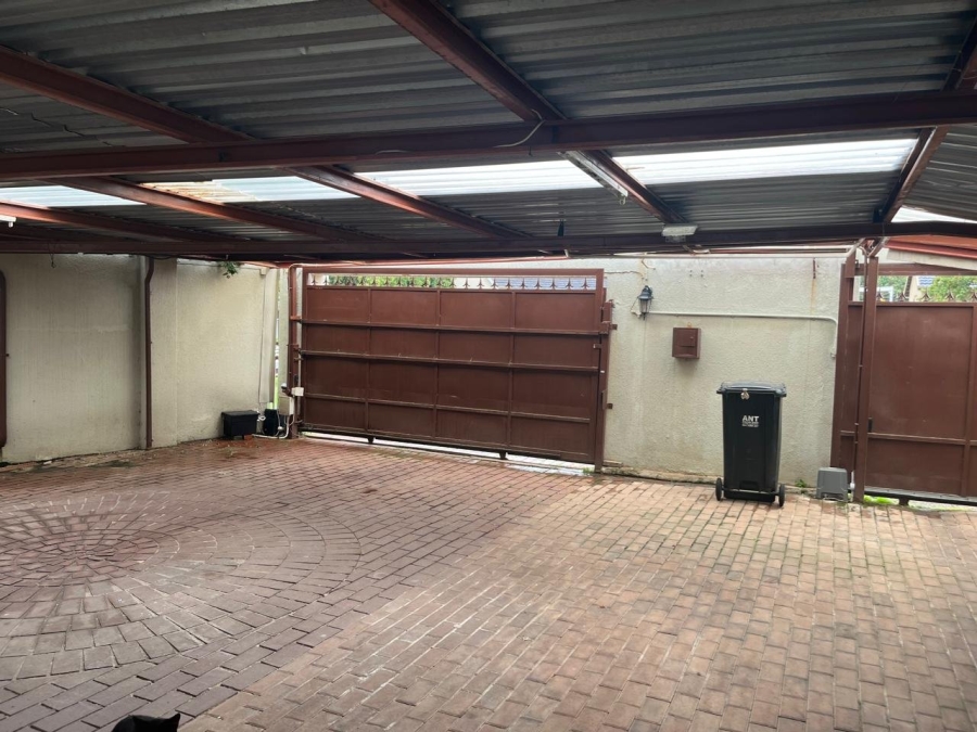 7 Bedroom Property for Sale in Farrarmere Gauteng