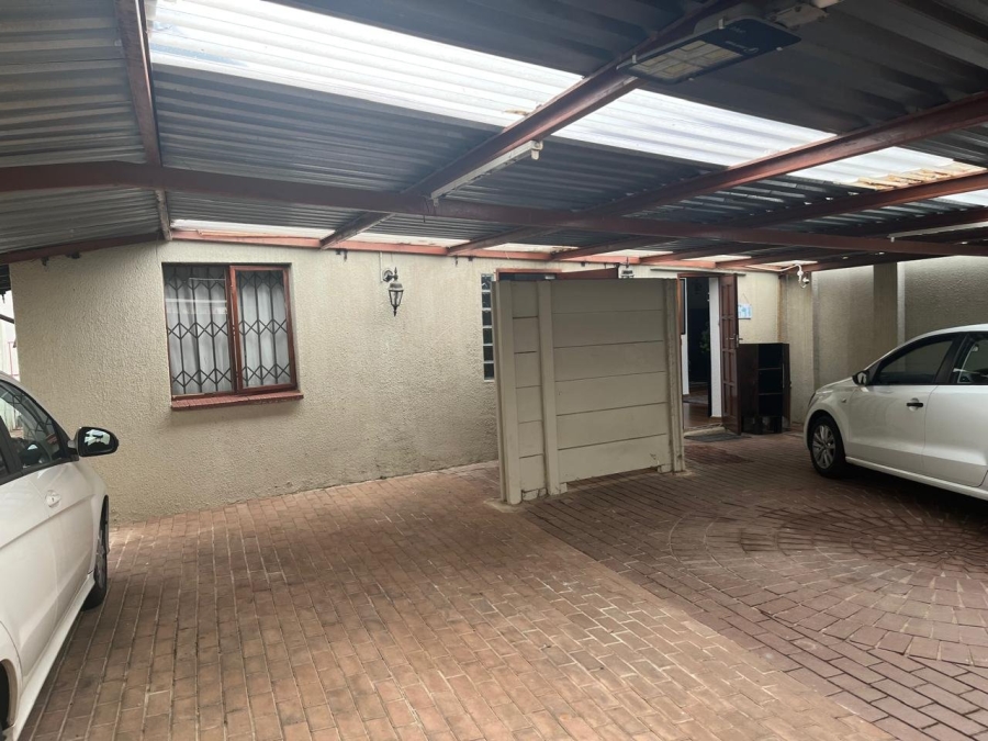 7 Bedroom Property for Sale in Farrarmere Gauteng