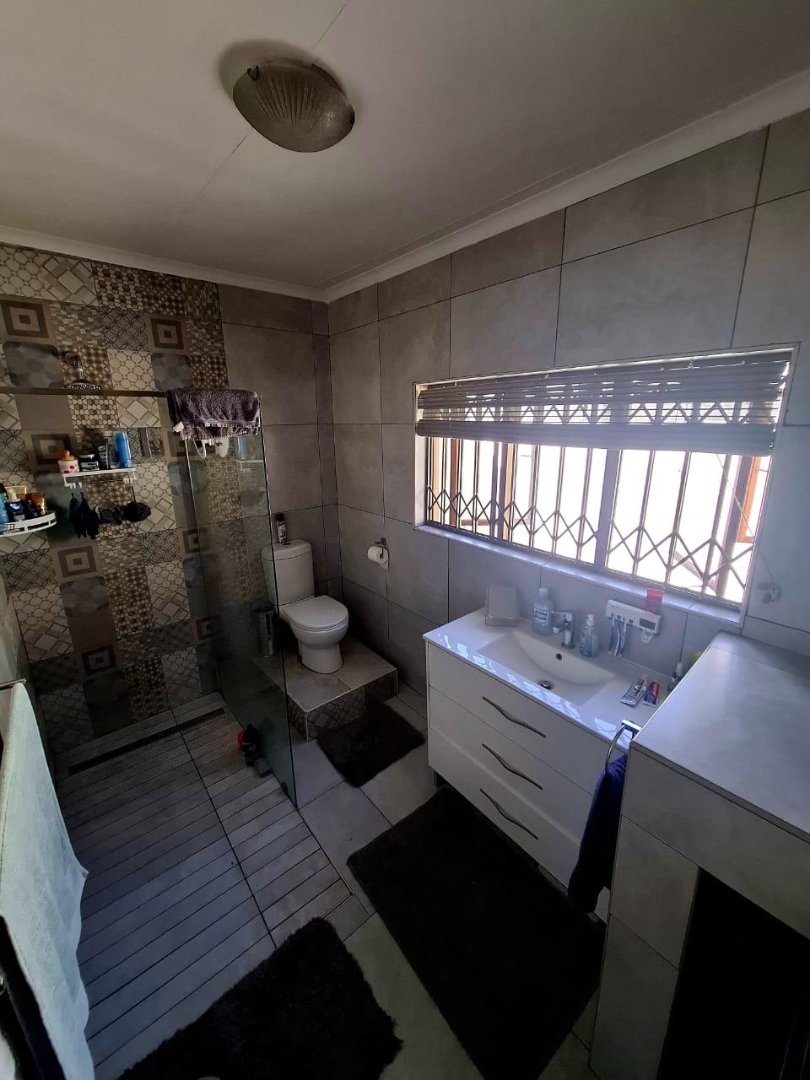 7 Bedroom Property for Sale in Farrarmere Gauteng