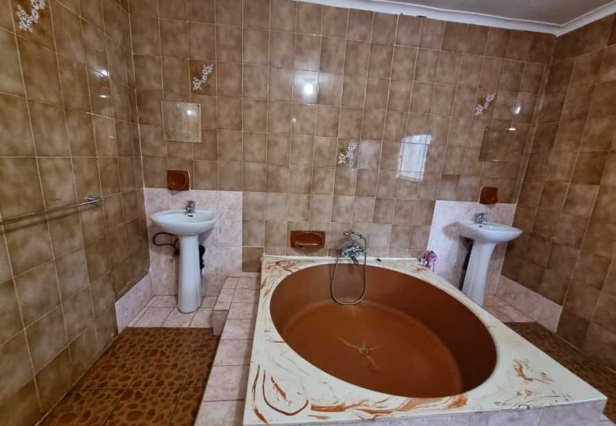 4 Bedroom Property for Sale in Laudium Gauteng
