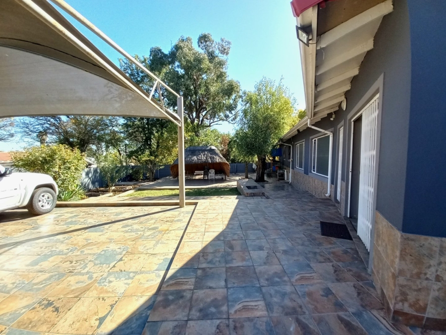 5 Bedroom Property for Sale in Edenvale Central Gauteng