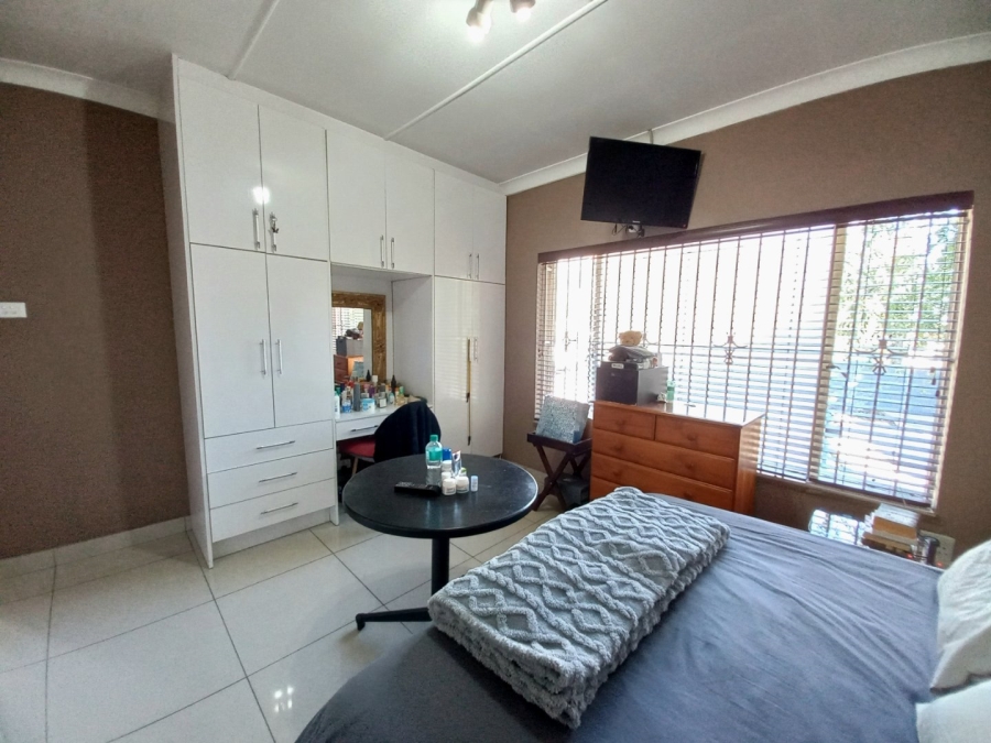 5 Bedroom Property for Sale in Edenvale Central Gauteng