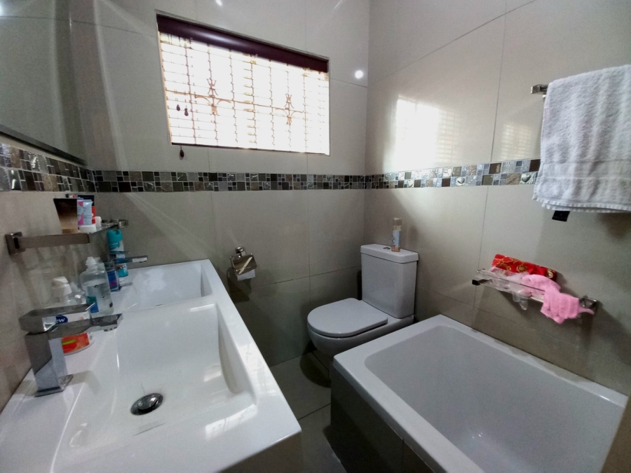 5 Bedroom Property for Sale in Edenvale Central Gauteng