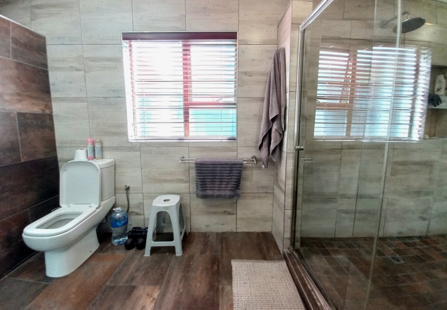 5 Bedroom Property for Sale in Edenvale Central Gauteng