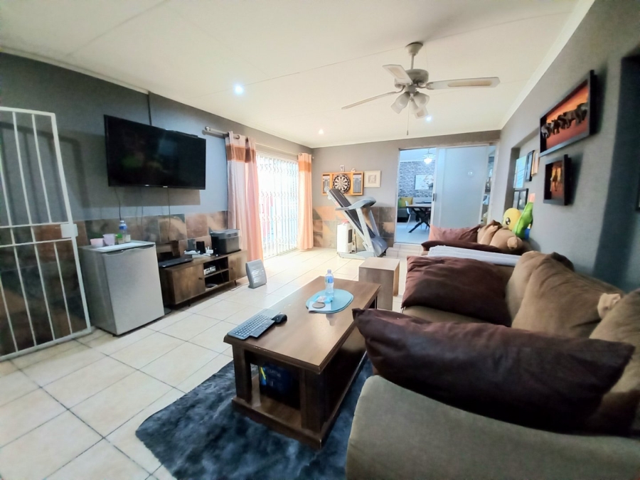 5 Bedroom Property for Sale in Edenvale Central Gauteng
