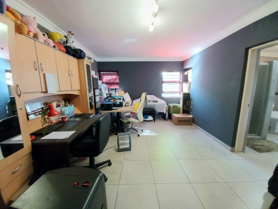 5 Bedroom Property for Sale in Edenvale Central Gauteng