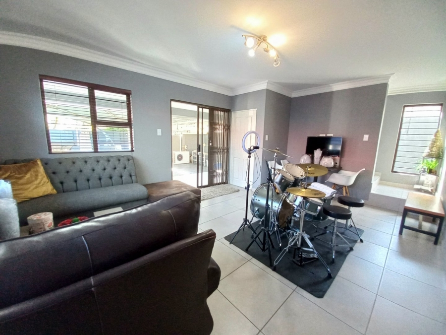 5 Bedroom Property for Sale in Edenvale Central Gauteng