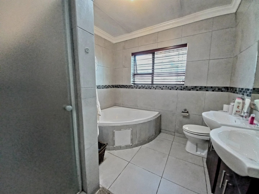 5 Bedroom Property for Sale in Edenvale Central Gauteng