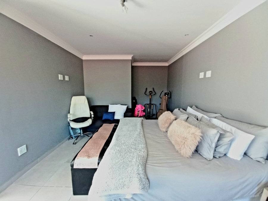 5 Bedroom Property for Sale in Edenvale Central Gauteng