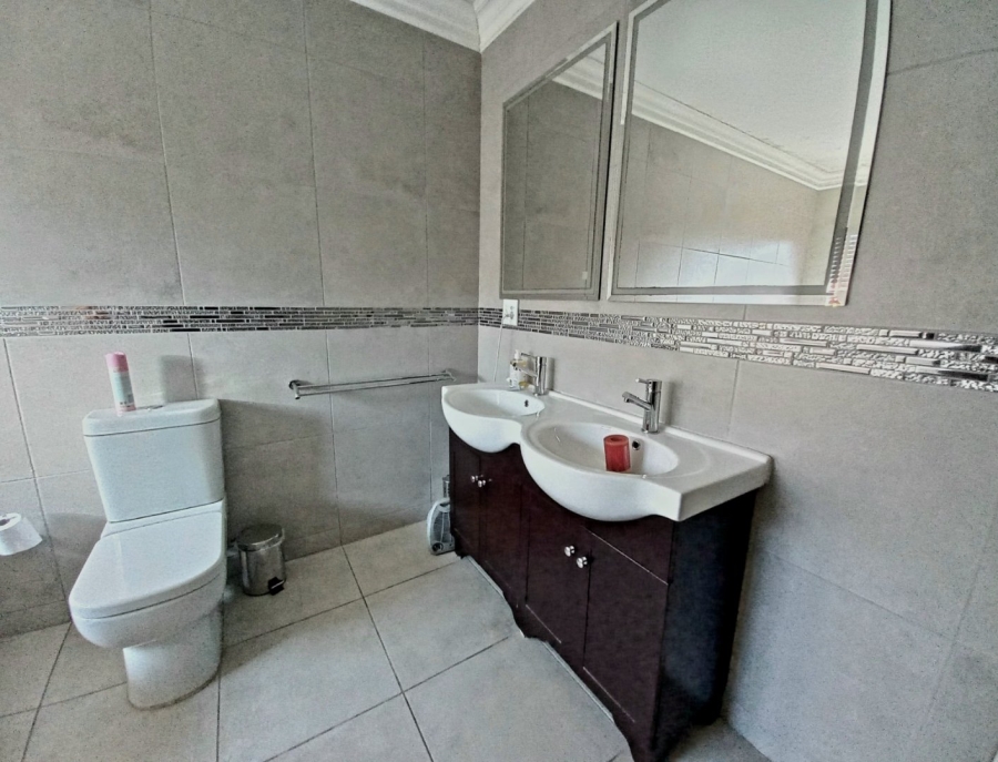 5 Bedroom Property for Sale in Edenvale Central Gauteng