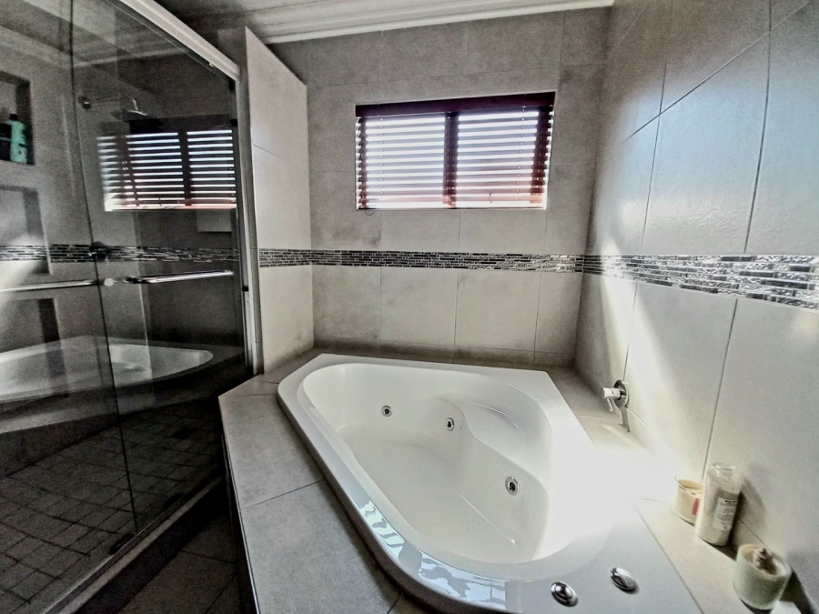 5 Bedroom Property for Sale in Edenvale Central Gauteng