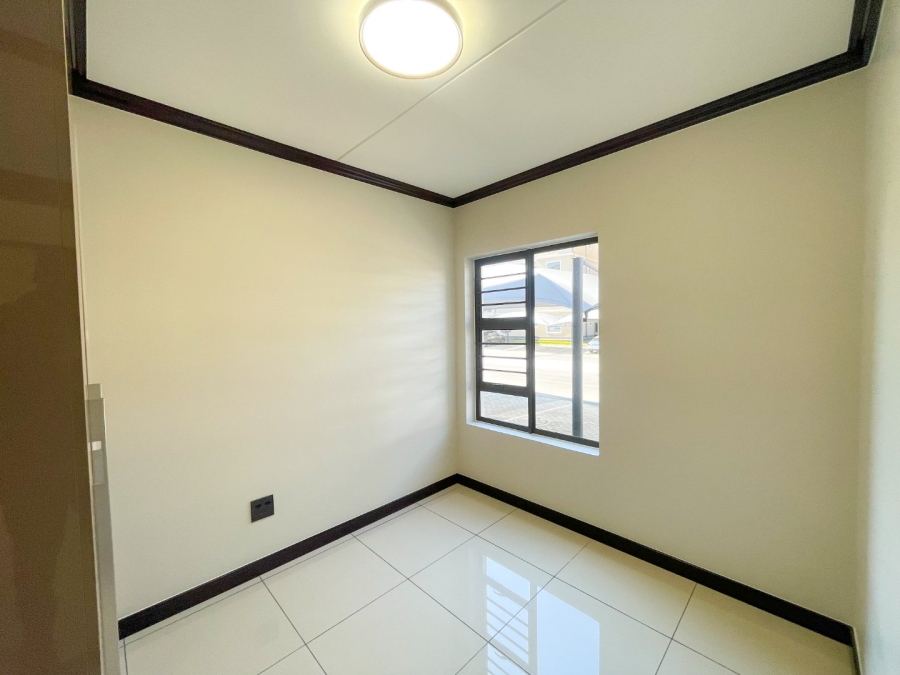 2 Bedroom Property for Sale in Blue Hills Gauteng