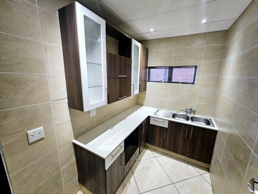 Commercial Property for Sale in Die Hoewes Gauteng