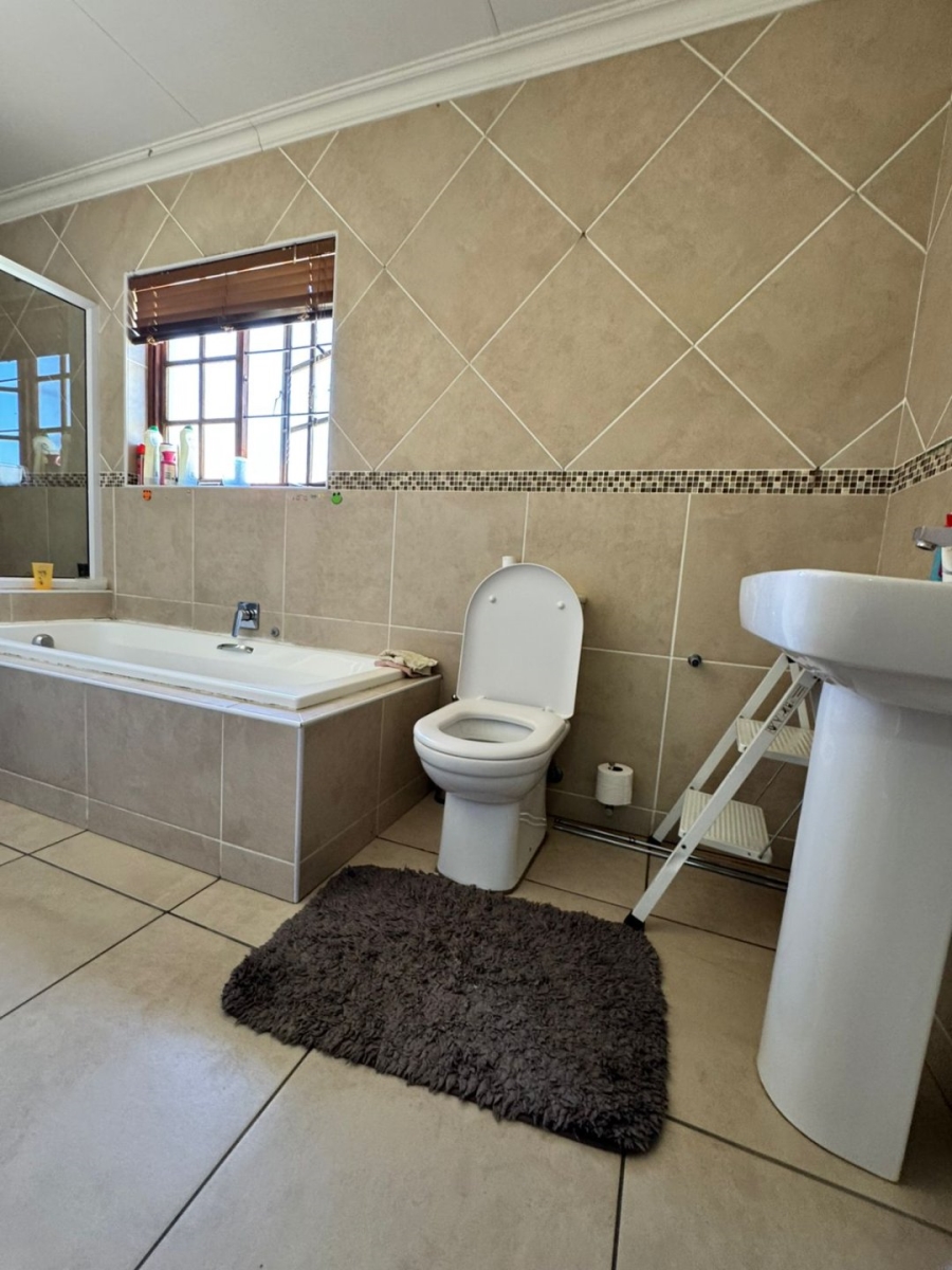 To Let 3 Bedroom Property for Rent in Noordwyk Gauteng