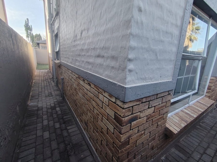 2 Bedroom Property for Sale in Heuwelsig Estate Gauteng