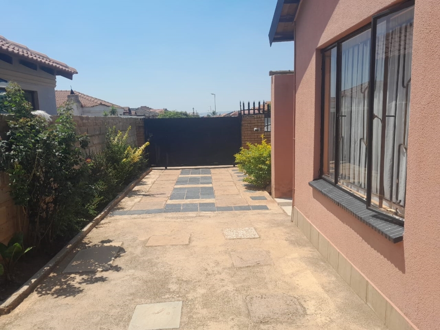  Bedroom Property for Sale in Protea Glen Gauteng