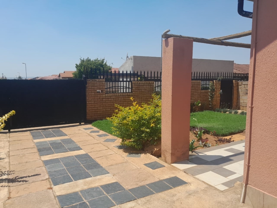  Bedroom Property for Sale in Protea Glen Gauteng