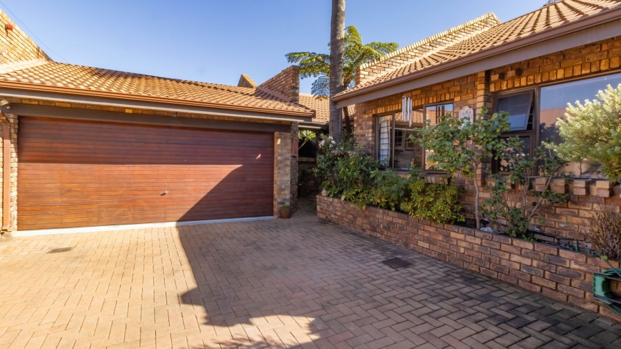 3 Bedroom Property for Sale in Die Hoewes Gauteng