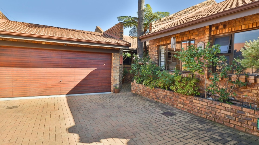 3 Bedroom Property for Sale in Die Hoewes Gauteng