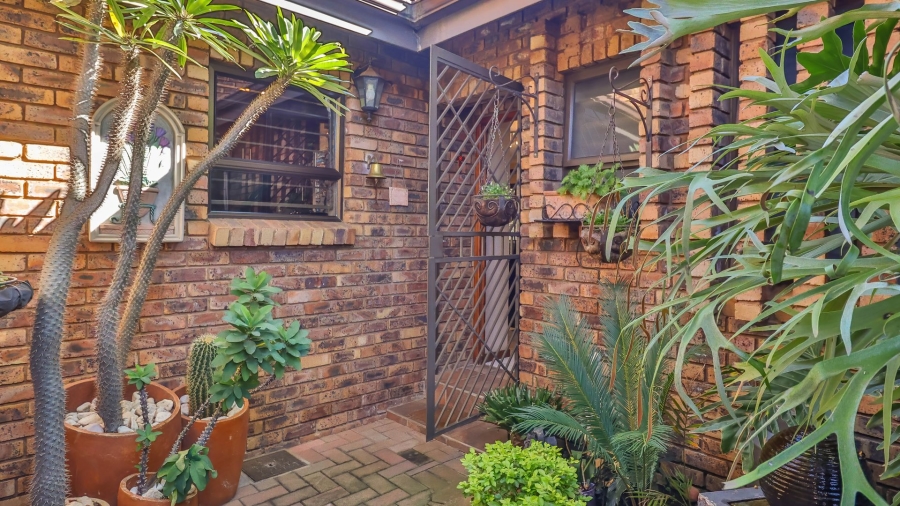3 Bedroom Property for Sale in Die Hoewes Gauteng