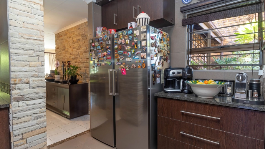3 Bedroom Property for Sale in Die Hoewes Gauteng