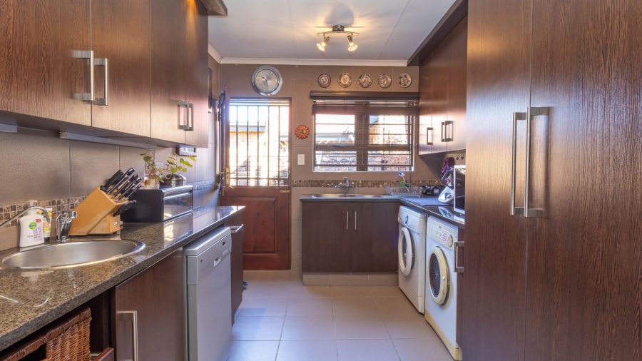 3 Bedroom Property for Sale in Die Hoewes Gauteng