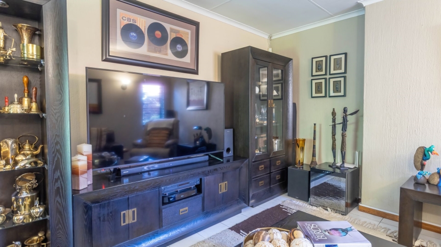 3 Bedroom Property for Sale in Die Hoewes Gauteng