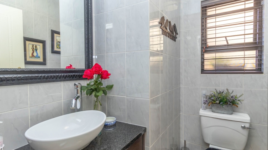 3 Bedroom Property for Sale in Die Hoewes Gauteng