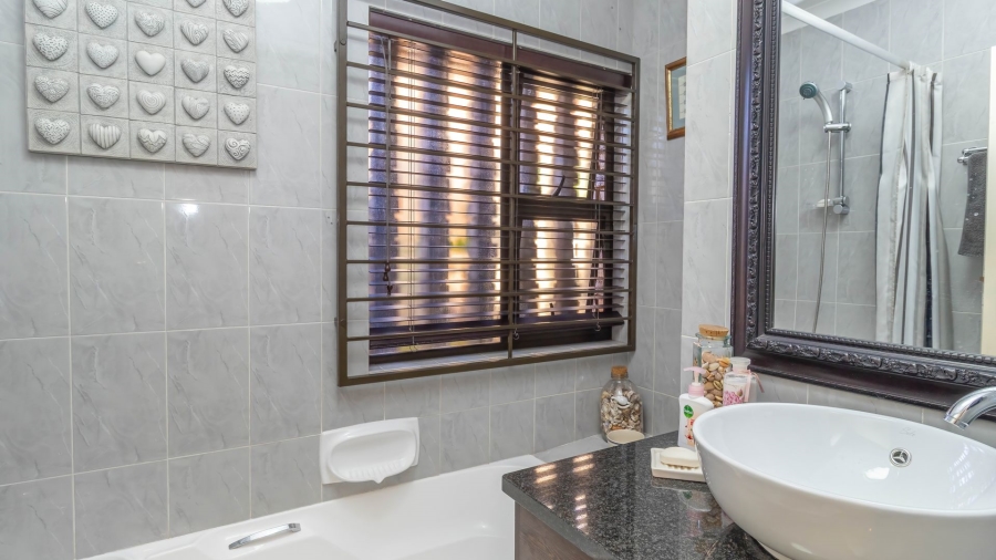 3 Bedroom Property for Sale in Die Hoewes Gauteng