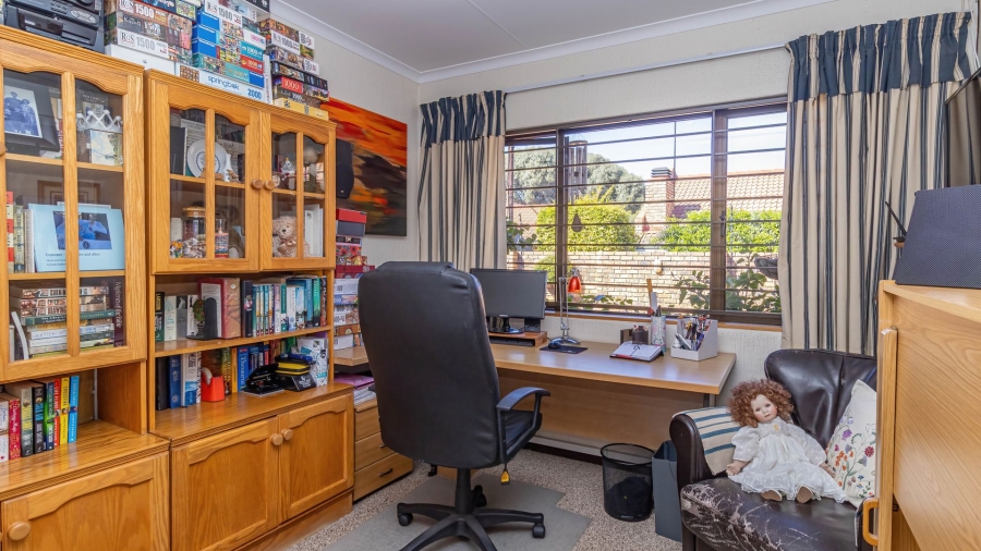 3 Bedroom Property for Sale in Die Hoewes Gauteng