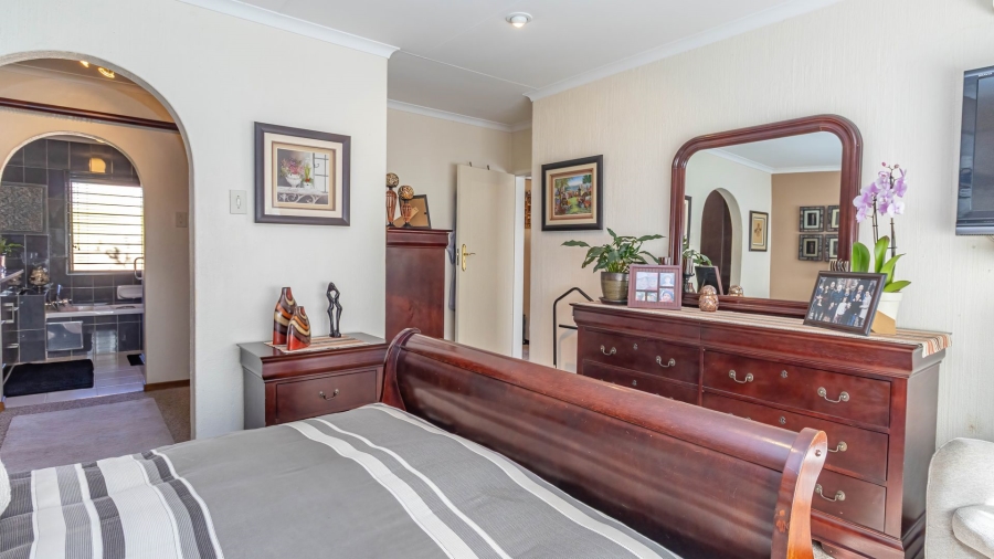 3 Bedroom Property for Sale in Die Hoewes Gauteng