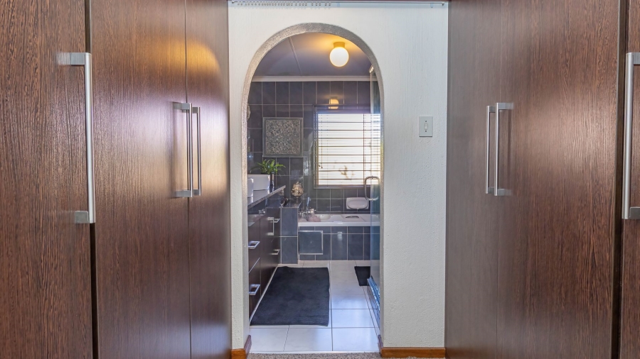 3 Bedroom Property for Sale in Die Hoewes Gauteng