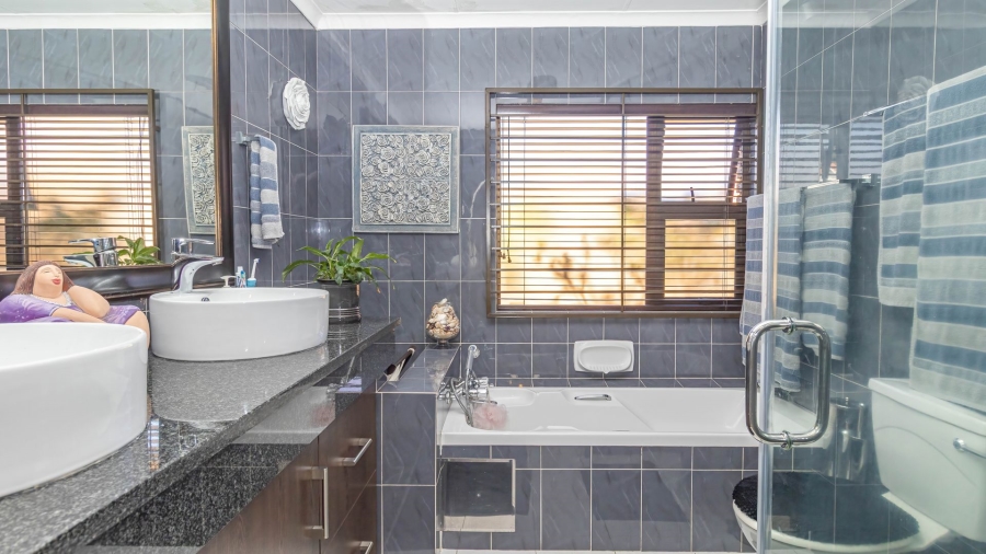 3 Bedroom Property for Sale in Die Hoewes Gauteng