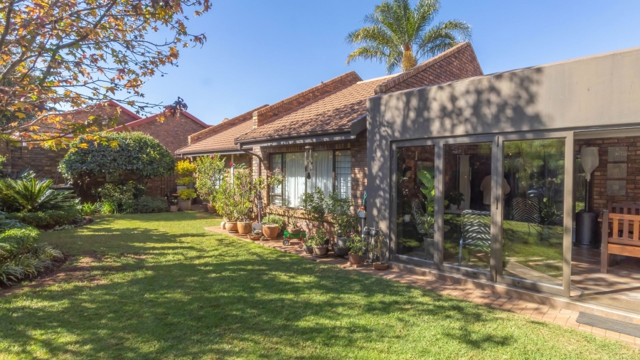3 Bedroom Property for Sale in Die Hoewes Gauteng