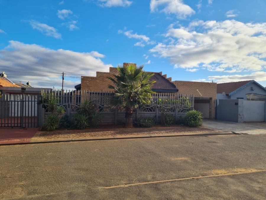4 Bedroom Property for Sale in Lenasia Ext 13 Gauteng