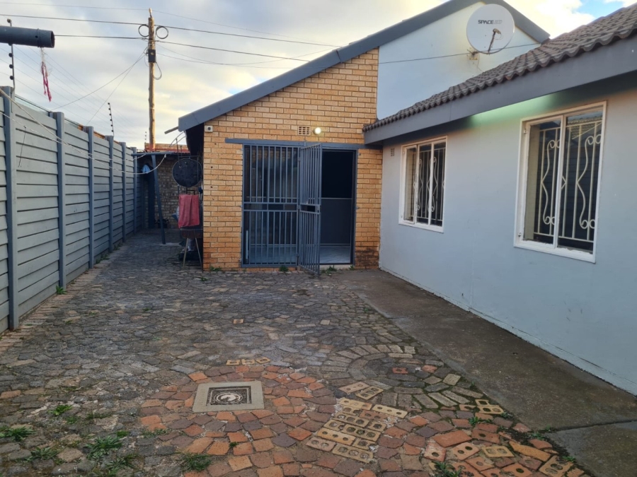 4 Bedroom Property for Sale in Lenasia Ext 13 Gauteng