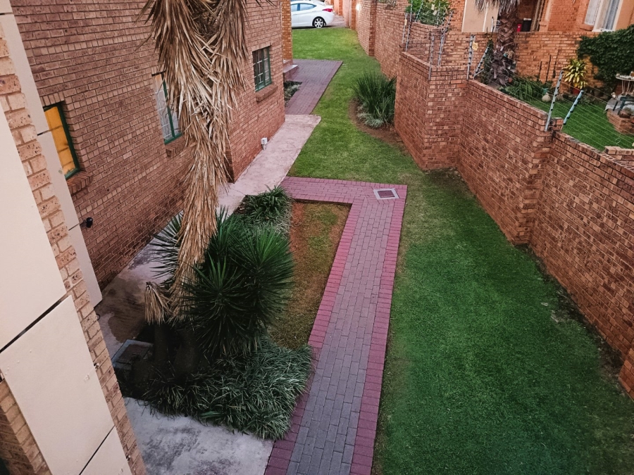2 Bedroom Property for Sale in Die Hoewes Gauteng