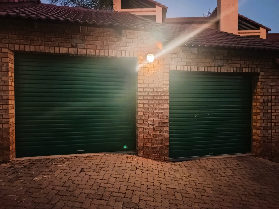 2 Bedroom Property for Sale in Die Hoewes Gauteng