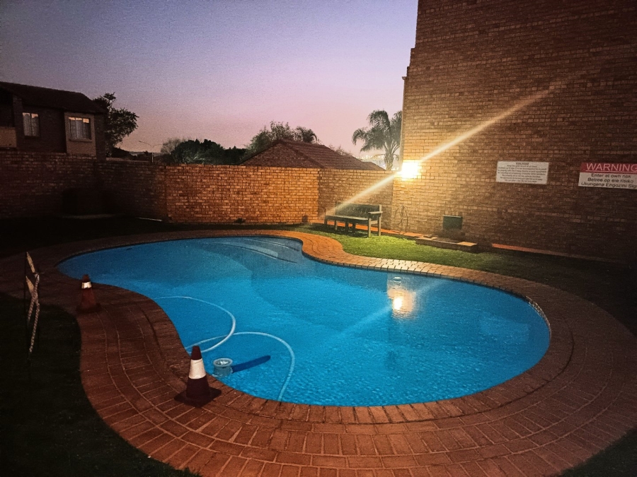 2 Bedroom Property for Sale in Die Hoewes Gauteng
