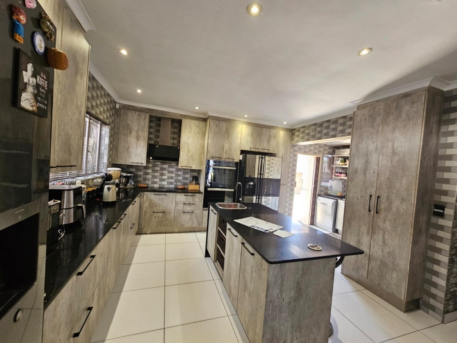3 Bedroom Property for Sale in Bonaero Park Gauteng