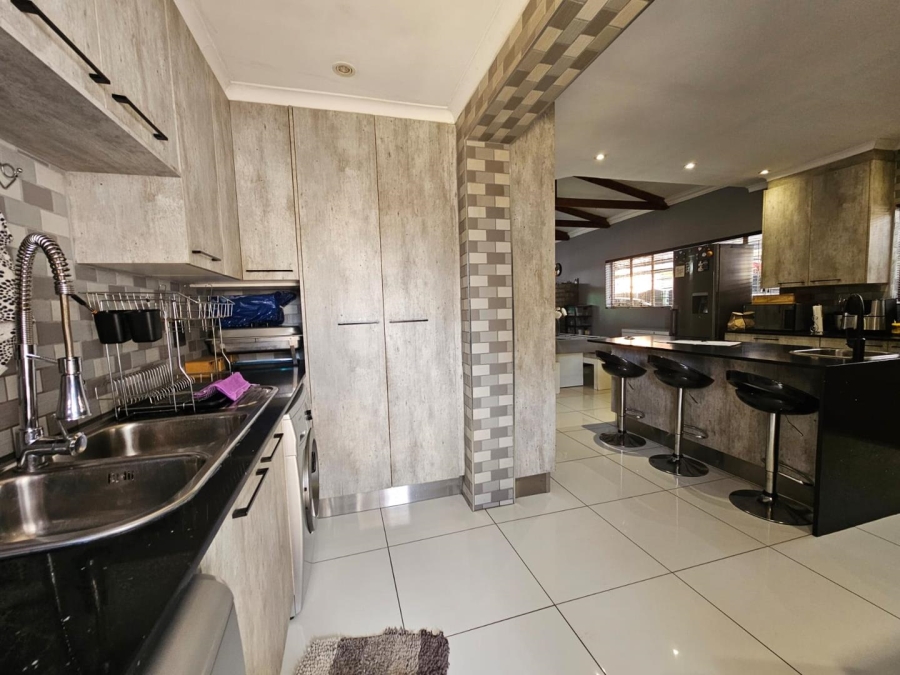 3 Bedroom Property for Sale in Bonaero Park Gauteng