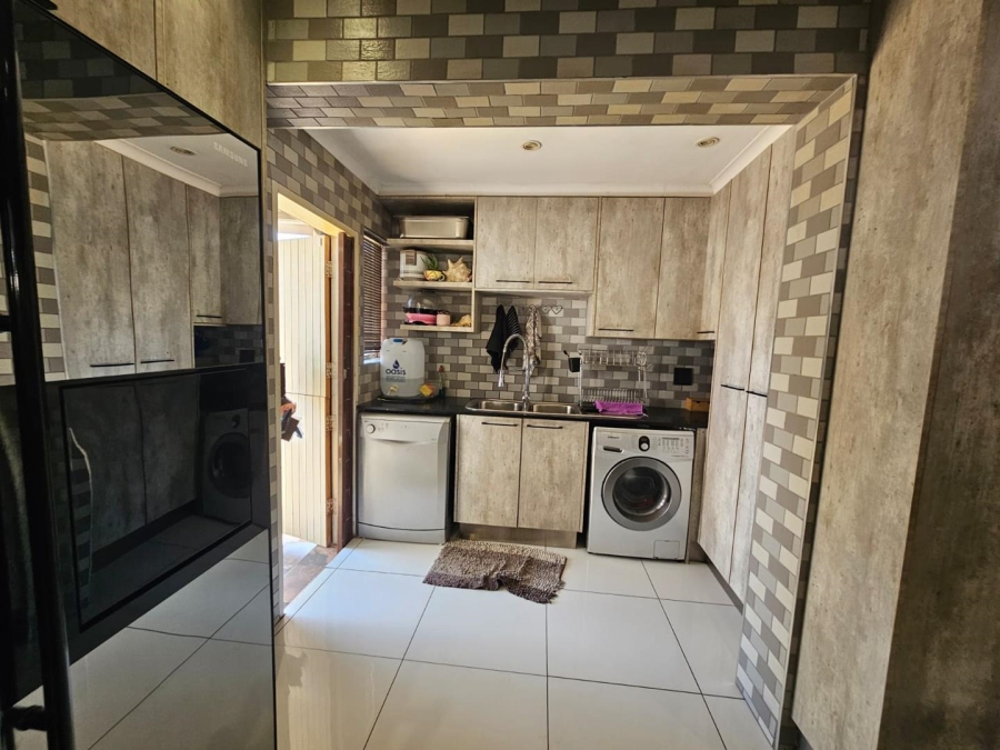 3 Bedroom Property for Sale in Bonaero Park Gauteng