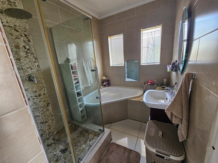 3 Bedroom Property for Sale in Bonaero Park Gauteng