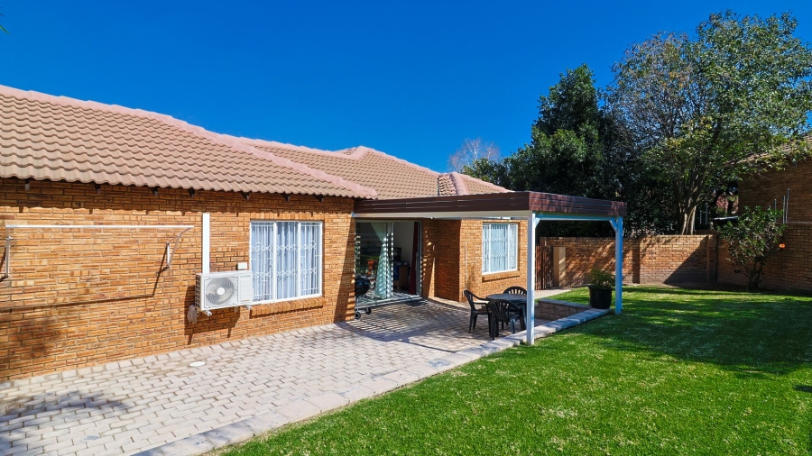 2 Bedroom Property for Sale in Wilgeheuwel Gauteng