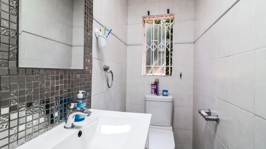 2 Bedroom Property for Sale in Wilgeheuwel Gauteng