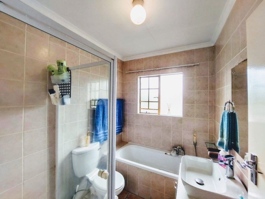 2 Bedroom Property for Sale in Sonneglans Gauteng