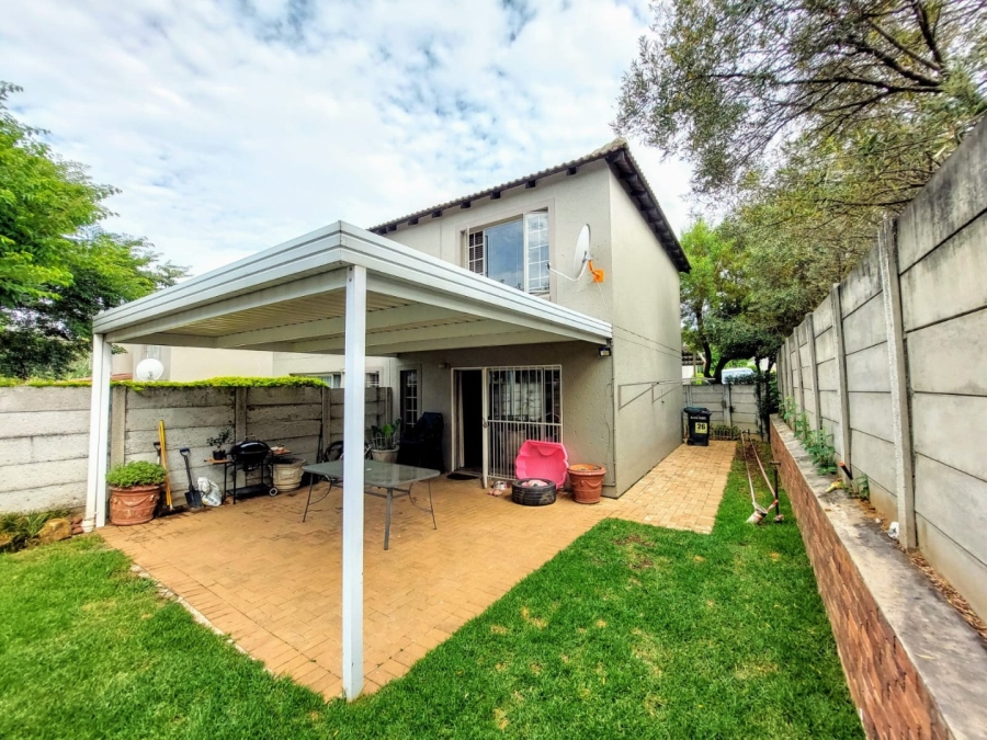 2 Bedroom Property for Sale in Sonneglans Gauteng