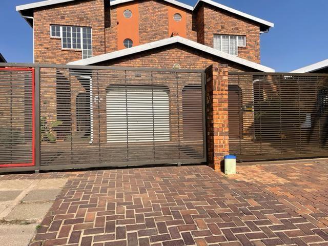To Let 4 Bedroom Property for Rent in Newclare Gauteng