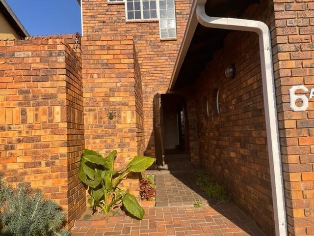 To Let 4 Bedroom Property for Rent in Newclare Gauteng